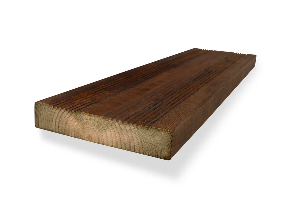 Terrassebord A Rillet 28x145x6000 Furu Royalimpregnert Brun – Alvdal Royal v:3501428 Terrassebord A Rillet 28x145x6000 Furu Royalimpregnert Brun – Alvdal Royal v:3501428