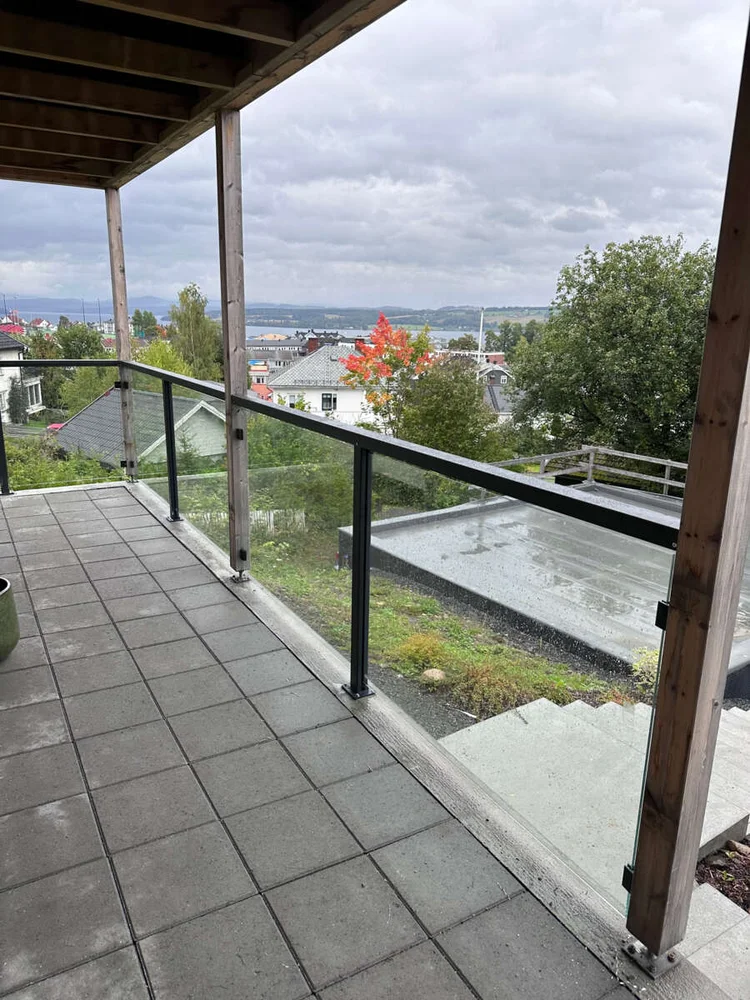 IDT Frame 8,76 mm glass til rekkverk v:9483790 IDT Frame 8,76 mm glass til rekkverk v:9483790